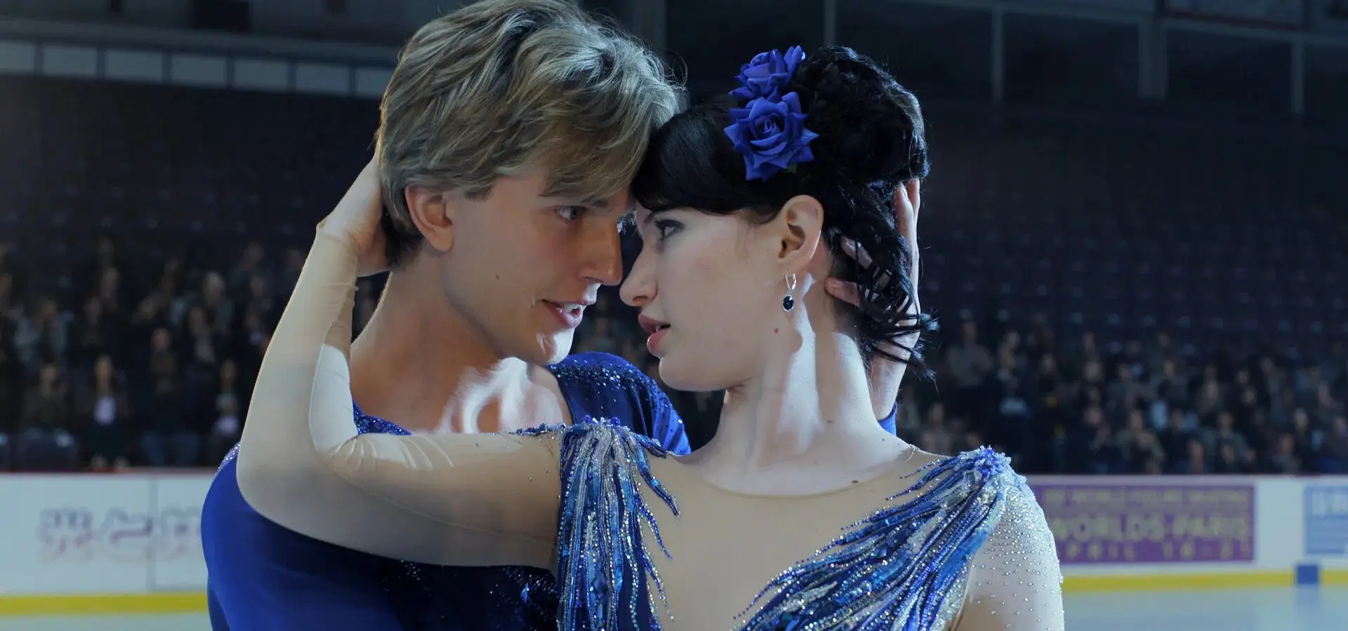 Adriana e Brayden in Finding Her Edge 2 stagione su Netflix